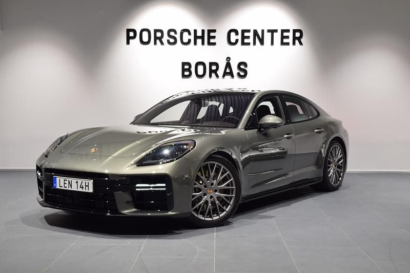 Grön Begagnad 2025 Porsche Panamera 4S Sedan | 1 739 000 kr - Bild 1/4
