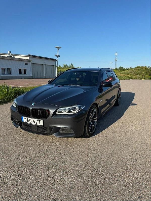 Grå Begagnad 2015 BMW M550 Comfort Edition Sedan | 280 000 kr (Marknadspris) - Bild 1/4