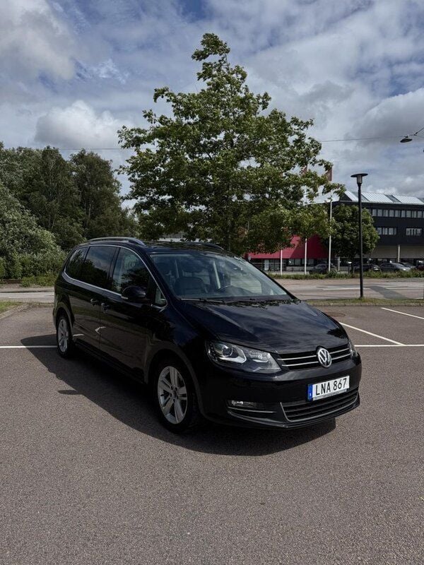 Svart Begagnad 2018 VW Sharan GT Minibuss | 220 000 kr (Bra pris) - Bild 1/4