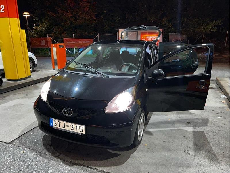 Svart Begagnad 2008 Toyota Aygo Halvkombi | 30 000 kr (Marknadspris) - Bild 1/4