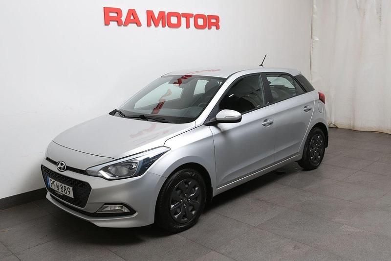 Silver Begagnad 2017 Hyundai i20 Halvkombi | 99 800 kr (Marknadspris) - Bild 1/3