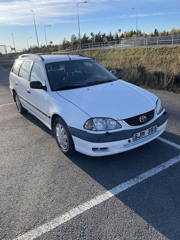 Vit Begagnad 2001 Toyota Avensis Kombi | 32 000 kr (Superpris) - Bild 1/4