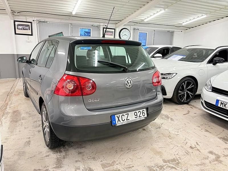 Begagnad VW Golf IV Trendline 102 HK (75 kW) 2005 Grå Halvkombi