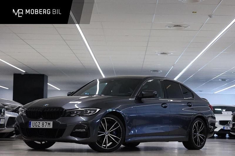 Grå Begagnad 2019 BMW 330 M Sport Sedan | 339 900 kr (Bra pris) - Bild 1/3