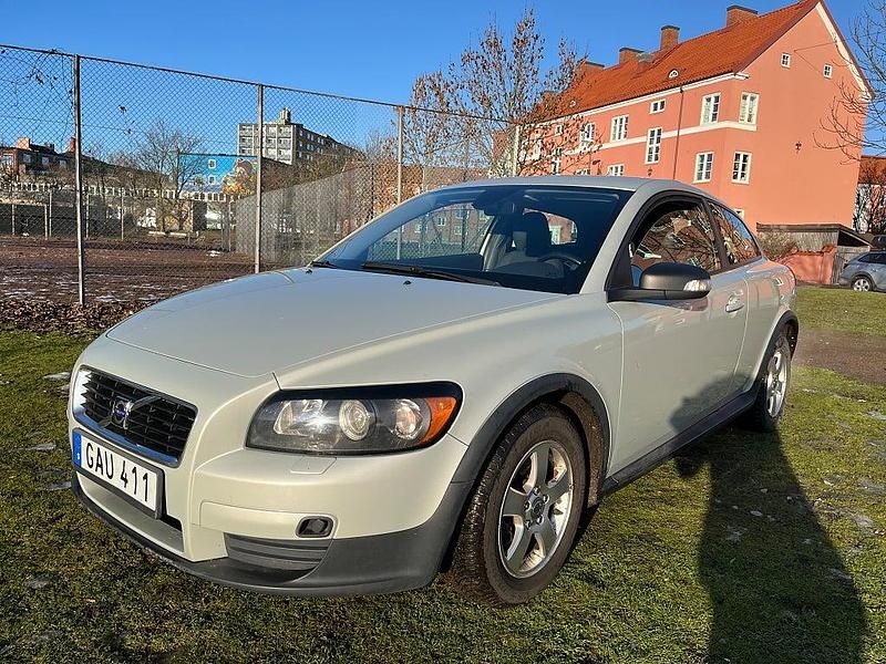 Vit Begagnad 2007 Volvo C30 Kinetic Halvkombi | 39 900 kr (Marknadspris) - Bild 1/4