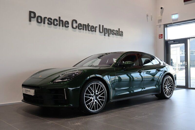 Mörkgrön (oak green metallic neo) Begagnad 2024 Porsche Panamera 4 Sedan | 1 425 000 kr (Superpris) - Bild 1/4