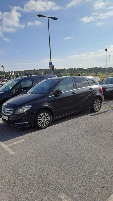 Svart Begagnad 2014 Mercedes 200 Halvkombi | 17 000 kr - Bild 1/4