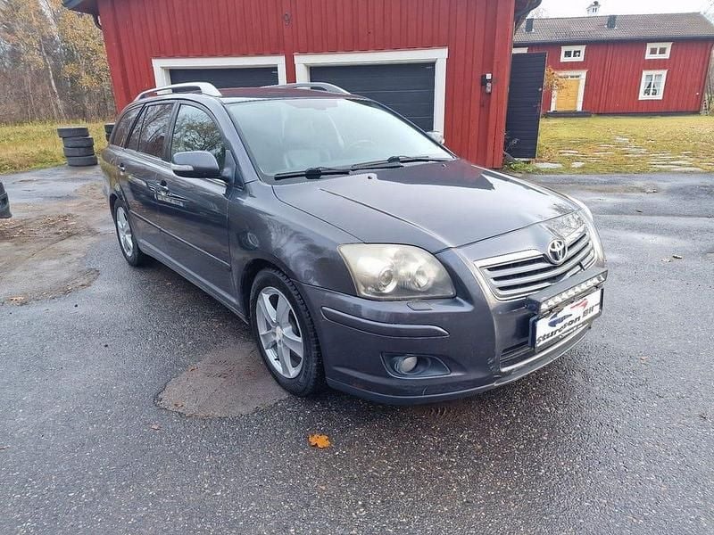 Grå (gråmetallic) Begagnad 2007 Toyota Avensis Executive Kombi | 48 000 kr (Marknadspris) - Bild 1/4