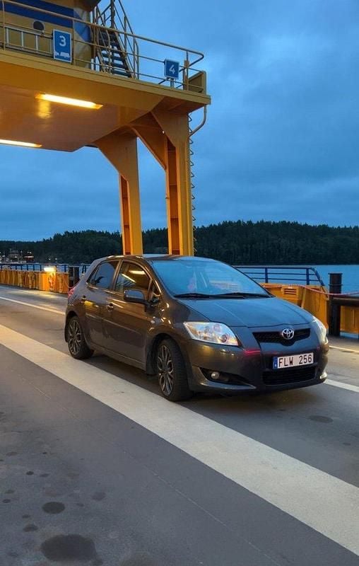 Grå Begagnad 2007 Toyota Auris Halvkombi | 65 000 kr - Bild 1/4