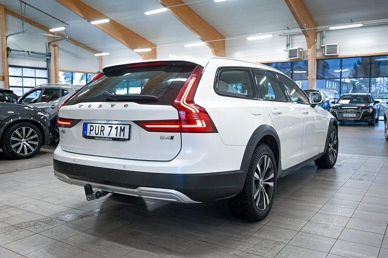 Begagnad Volvo V90 CC 197 HK (144 kW) 2023 Vit Kombi