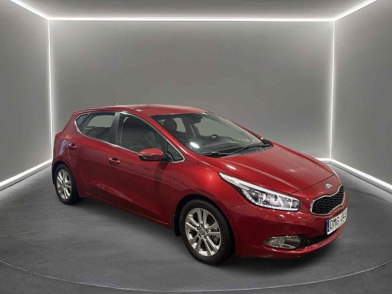 Röd Begagnad 2013 Kia Ceed Comfort Halvkombi | 114 900 kr (Lite dyr) - Bild 1/4