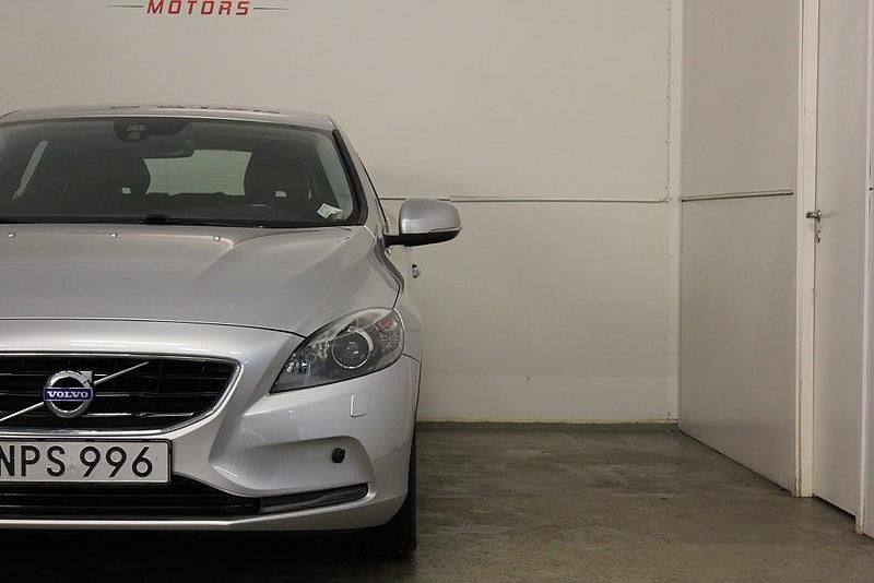 Begagnad Volvo V40 Momentum 116 HK (85 kW) 2015 Silver Halvkombi
