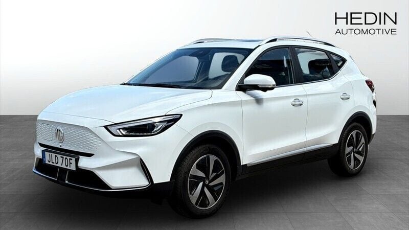 Vit (white) Begagnad 2022 MG ZS Luxury Sedan | 244 900 kr (Superpris) - Bild 1/4