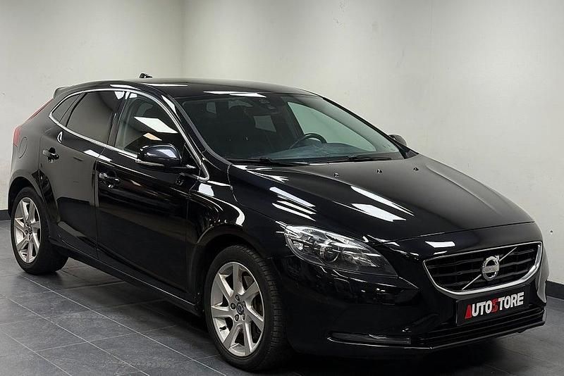 Begagnad Volvo V40 Momentum 150 HK (110 kW) 2012 Svart Kombi