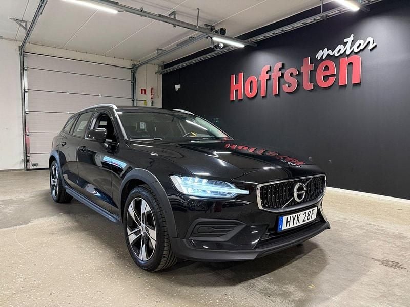 Svart Begagnad 2022 Volvo V60 CC Momentum Kombi | 279 900 kr (Bra pris) - Bild 1/4