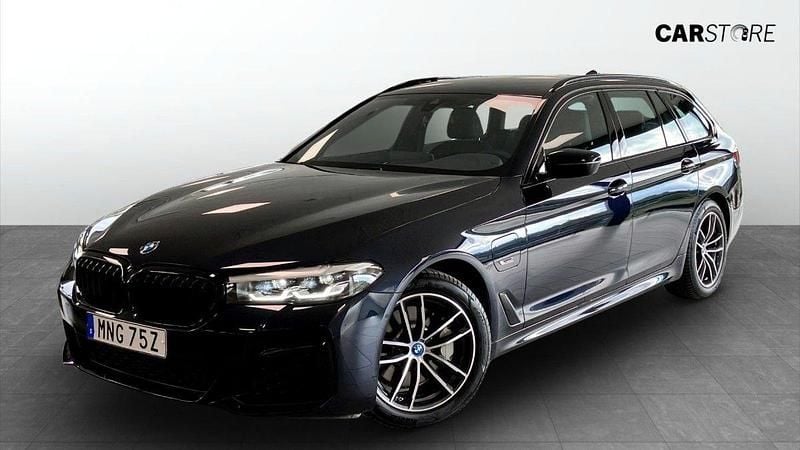 Svart Begagnad 2024 BMW 530e M Sport Kombi | 489 900 kr (Marknadspris) - Bild 1/4