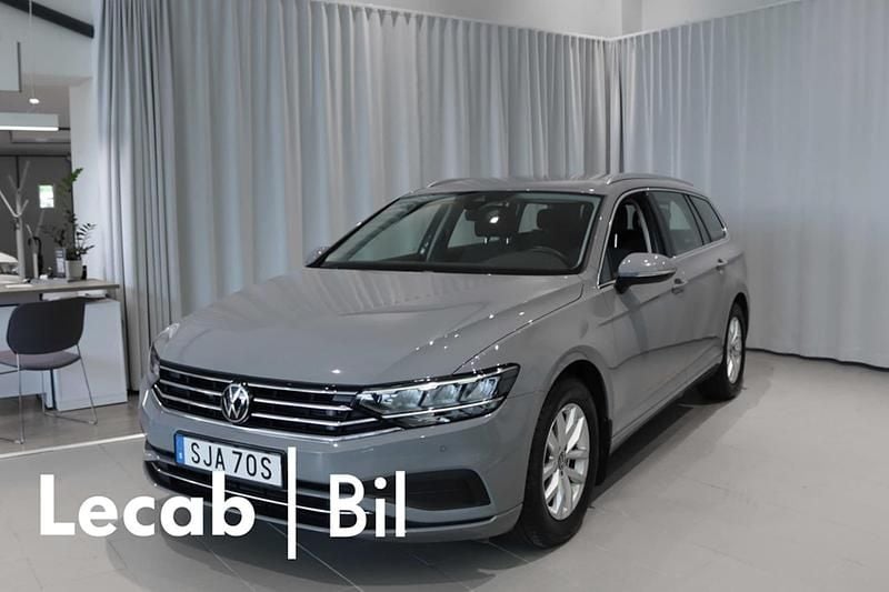Grå Begagnad 2024 VW Passat Business Kombi | 289 500 kr (Marknadspris) - Bild 1/4