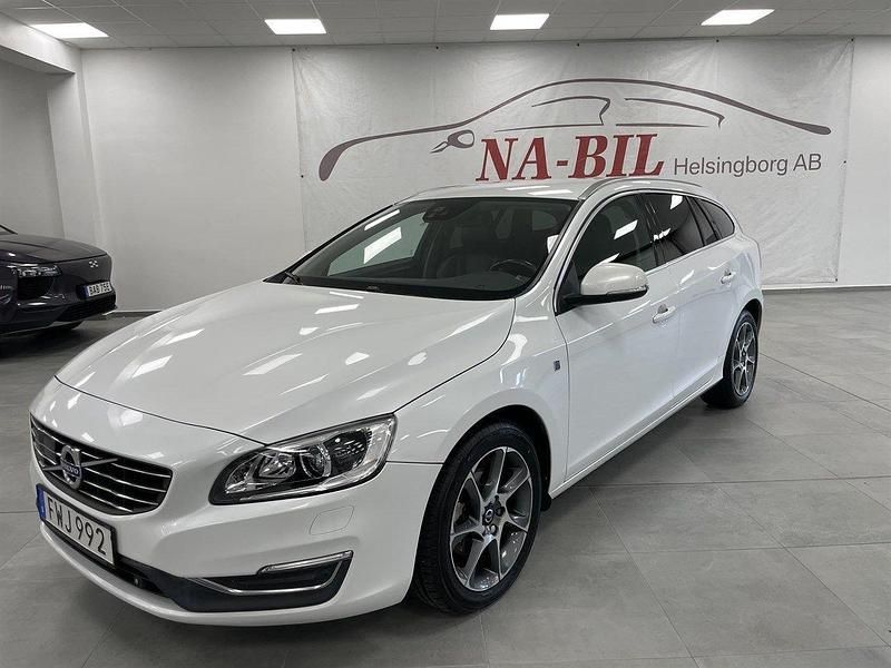 Vit Begagnad 2015 Volvo V60 Momentum Kombi | 109 900 kr (Marknadspris) - Bild 1/4