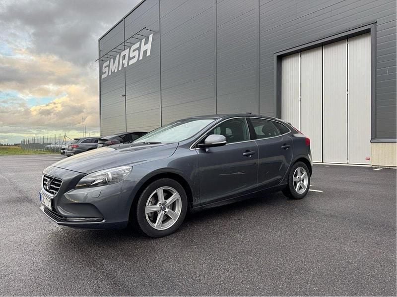 Grå Begagnad 2014 Volvo V40 Momentum Kombi | 149 000 kr (Bra pris) - Bild 1/4