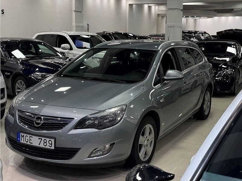 Grå Begagnad 2012 Opel Astra Kombi | 39 900 kr (Marknadspris) - Bild 1/4