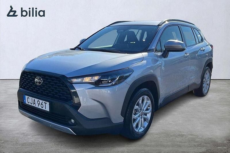 Silver Begagnad 2025 Toyota Corolla Cross Active SUV | 369 900 kr (Marknadspris) - Bild 1/3