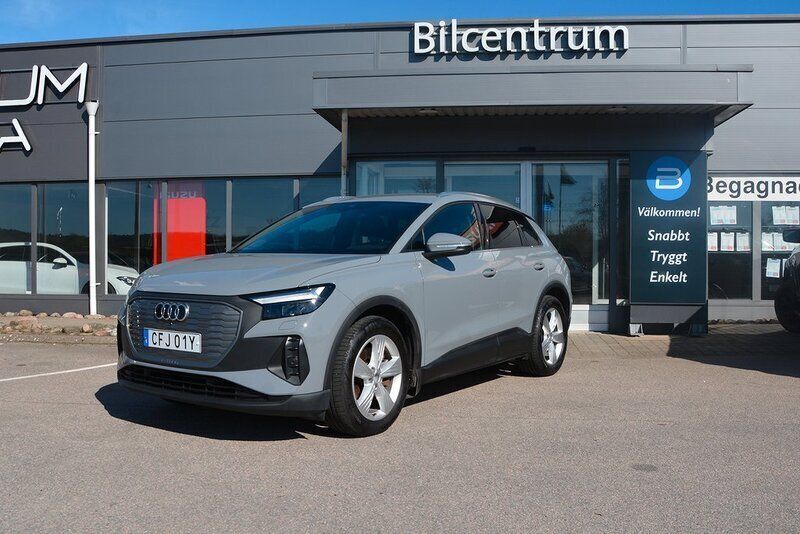 Grå Begagnad 2023 Audi Q4 e-tron Sport SUV | 459 900 kr (Marknadspris) - Bild 1/4