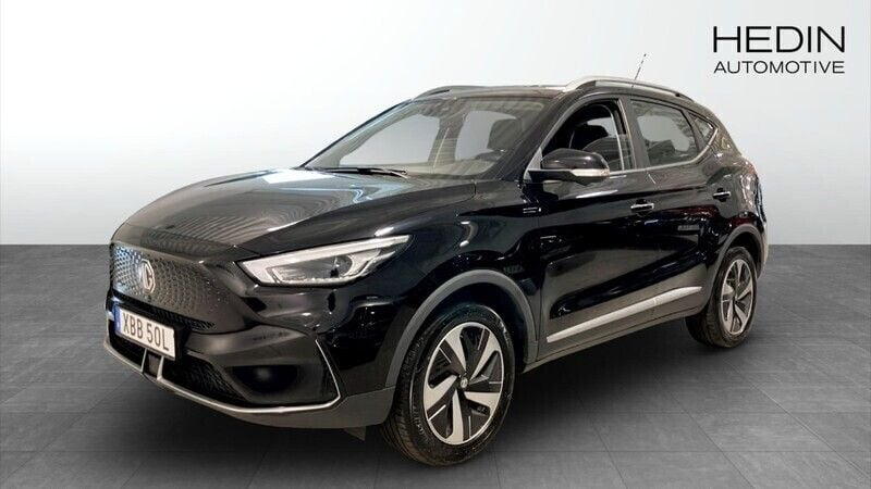 Svart (red) Begagnad 2021 MG ZS Luxury Sedan | 244 900 kr (Superpris) - Bild 1/4
