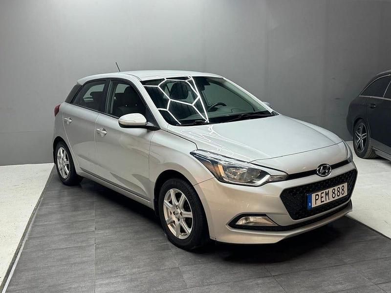 Begagnad Hyundai i20 Comfort 84 HK (61 kW) 2017 Silver Halvkombi
