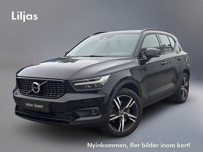 Svart Begagnad 2021 Volvo XC40 R-Design SUV | 369 000 kr (Marknadspris) - Bild 1/3