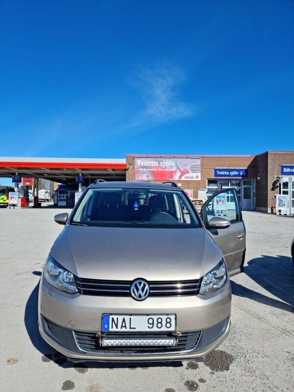 Brun Begagnad 2013 VW Touran Minibuss | 75 000 kr (Bra pris) - Bild 1/4