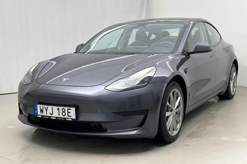 Grå Begagnad 2021 Tesla Model 3 Standard Range Sedan | 209 000 kr (Marknadspris) - Bild 1/4