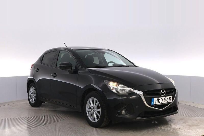 Svart Begagnad 2015 Mazda 2 Vision Halvkombi | 129 000 kr (Marknadspris) - Bild 1/4