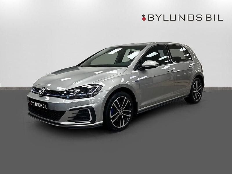 Silver Begagnad 2020 VW Golf VIII GTE Halvkombi | 209 000 kr (Bra pris) - Bild 1/4