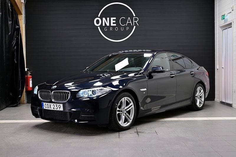 Svart Begagnad 2016 BMW 520 M Sport Sedan | 198 900 kr (Dyr) - Bild 1/4