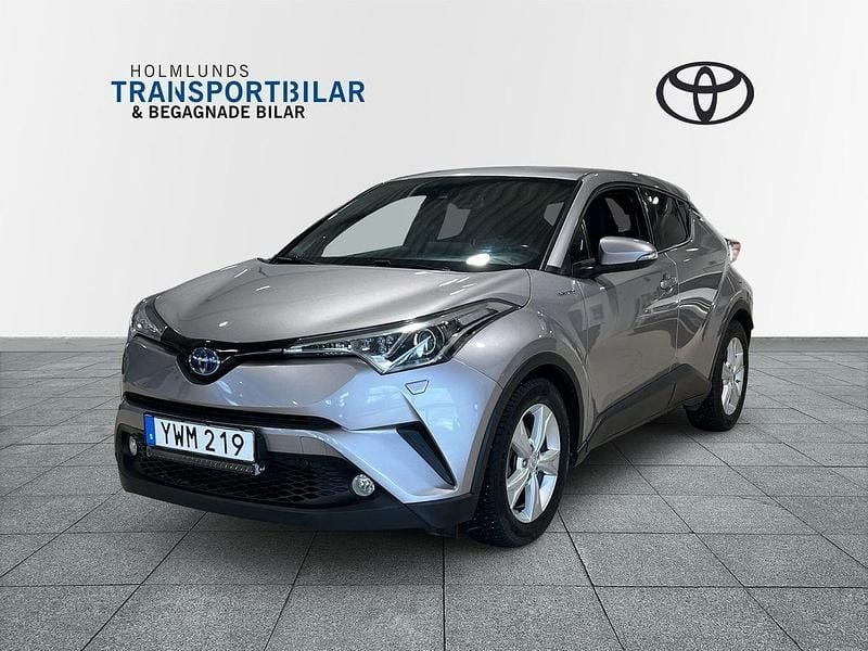 Mörkgrå (grå) Begagnad 2019 Toyota C-HR+ SUV | 219 900 kr (Marknadspris) - Bild 1/4