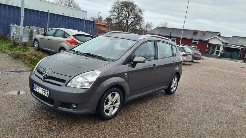 Grå Begagnad 2004 Toyota Corolla Verso Minibuss | 57 000 kr (Lite dyr) - Bild 1/4