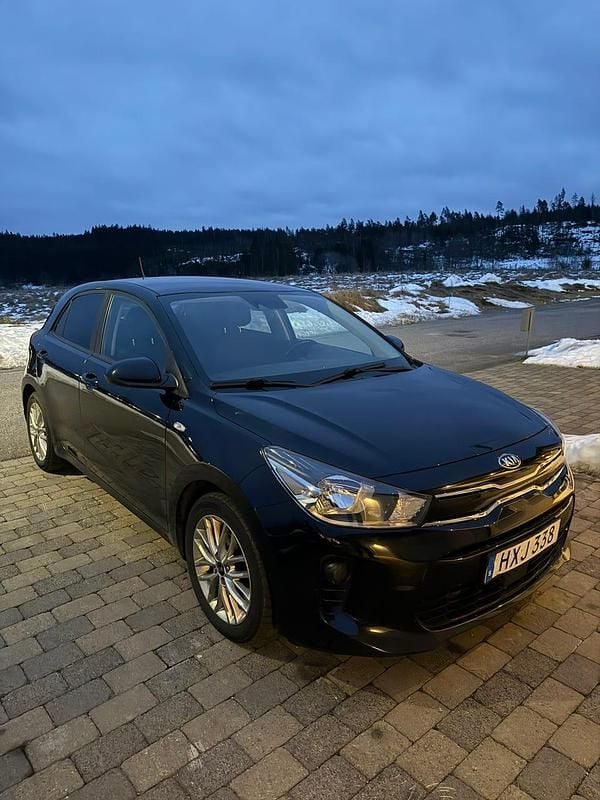 Svart Begagnad 2017 Kia Rio | 89 000 kr (Marknadspris) - Bild 1/4