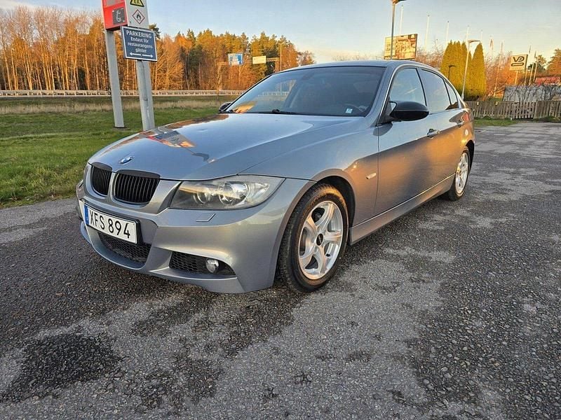 Grå Begagnad 2006 BMW 325 Advantage Sedan | 48 500 kr (Marknadspris) - Bild 1/4