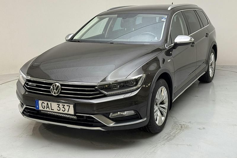 Mörkbrun Begagnad 2016 VW Passat Executive Sedan | 157 000 kr (Dyr) - Bild 1/4