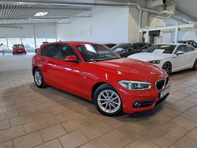 Röd (karmesinröd ) Begagnad 2016 BMW 118 Sport Line Halvkombi | 128 500 kr (Bra pris) - Bild 1/4