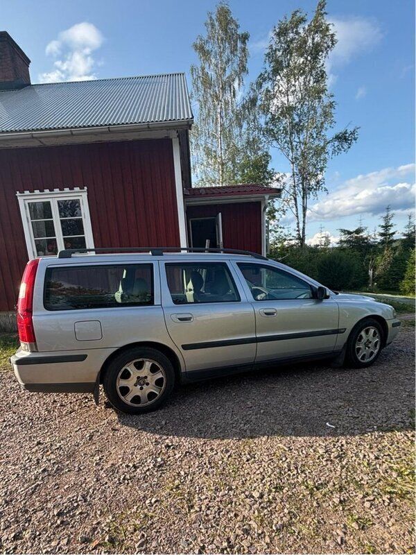 Grå Begagnad 2001 Volvo V70 Kombi | 22 000 kr (Lite dyr) - Bild 1/2