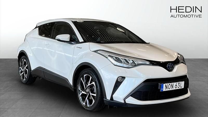 Vit (white) Begagnad 2019 Toyota C-HR SUV | 209 900 kr (Marknadspris) - Bild 1/4