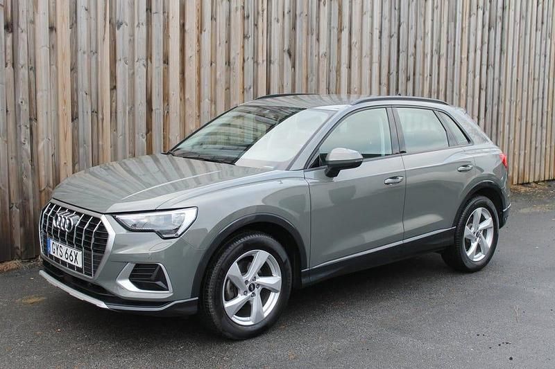 Grå Begagnad 2021 Audi Q3 Advanced SUV | 287 900 kr (Bra pris) - Bild 1/4