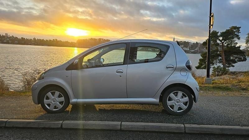 Begagnad 2011 Toyota Aygo Halvkombi | 36 000 kr (Lite dyr) - Bild 1/4
