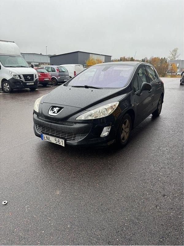 Svart Begagnad 2010 Peugeot 308 Halvkombi | 36 000 kr (Marknadspris) - Bild 1/4