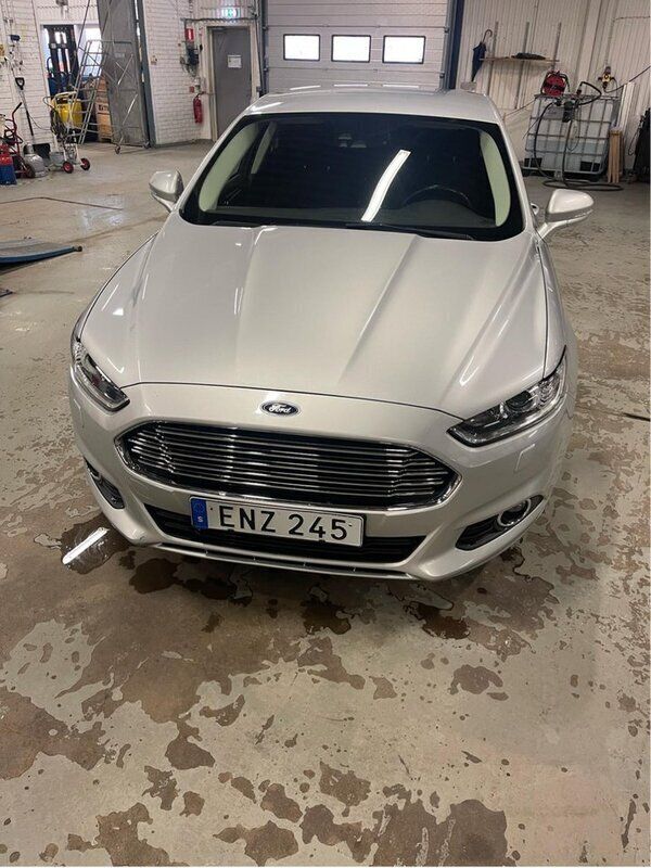 Svart Begagnad 2015 Ford Mondeo Halvkombi | 110 000 kr (Marknadspris) - Bild 1/4