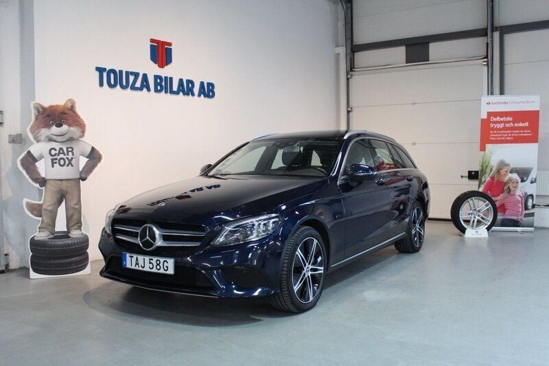Mörkblå (blå) Begagnad 2020 Mercedes C300e Kombi | 269 900 kr (Marknadspris) - Bild 1/4