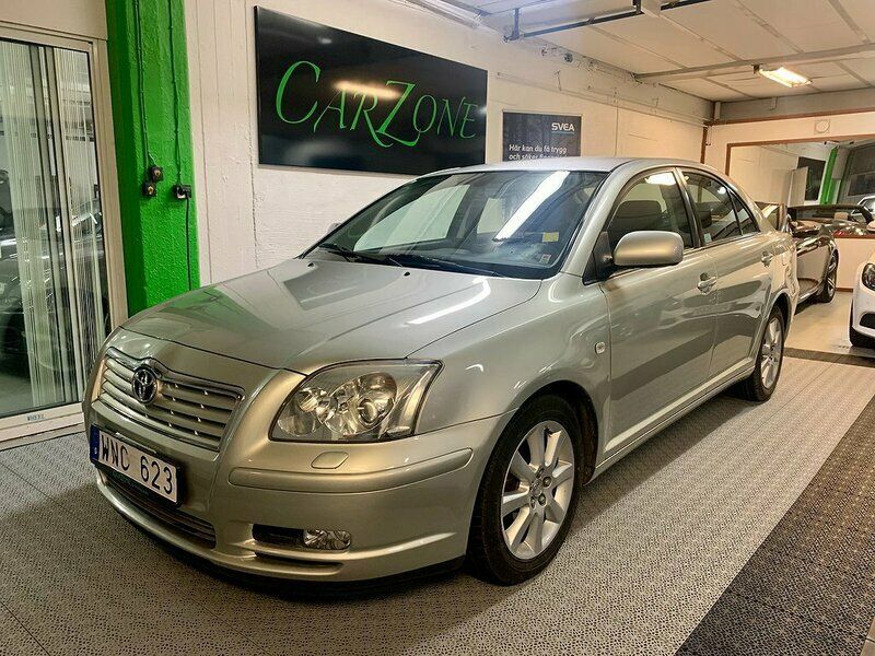 Begagnad Toyota Avensis 147 HK (108 kW) 2004 Silver Halvkombi