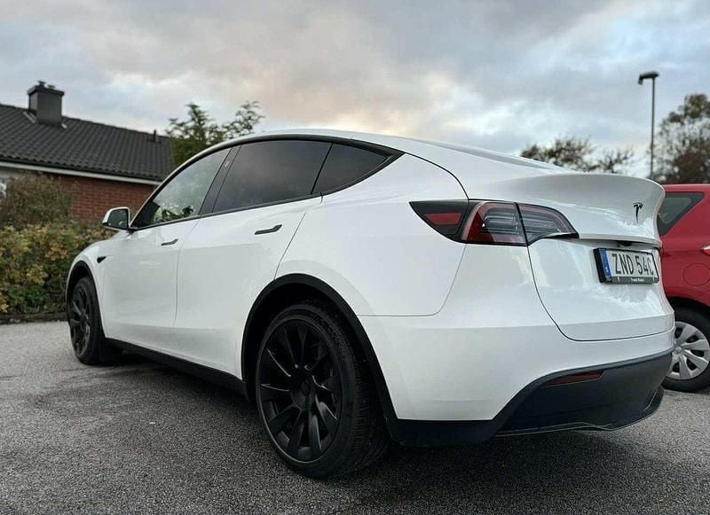 Vit Begagnad 2024 Tesla Model Y Standard Range SUV | 460 000 kr - Bild 1/4