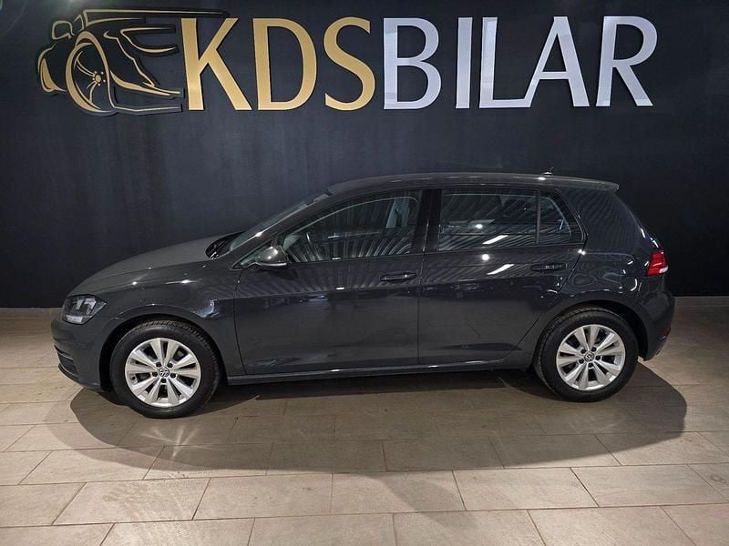 Grå Begagnad 2019 VW Golf VII Comfortline Halvkombi | 159 500 kr (Marknadspris) - Bild 1/4